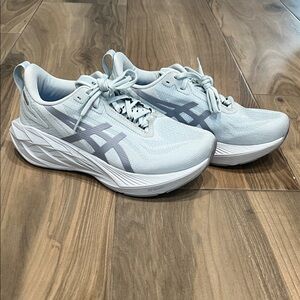Asics Women's Novablast 4 SE Lite show size 7.5